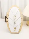 تم تصميم الحلي في شكل بسيط من الألواح النارية البيضاء من طراز PU Item Picture
